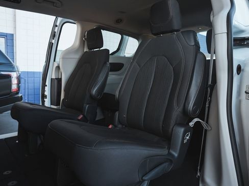 Used 2017 Chrysler Pacifica Touring image 12