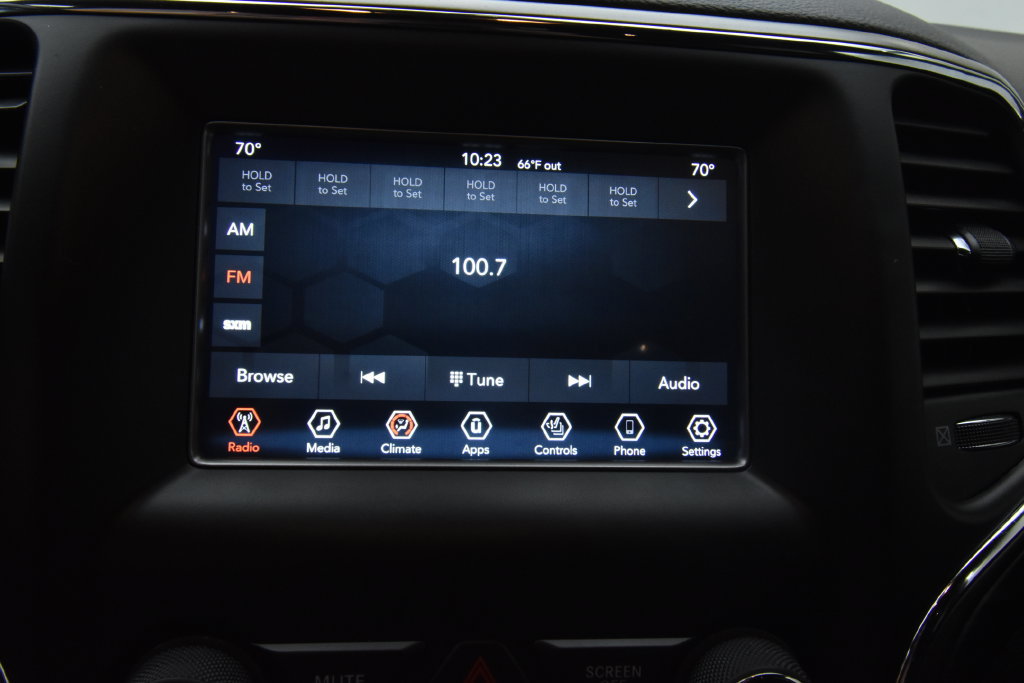 Used 2019 Jeep Grand Cherokee Laredo AWD/4WD image 13