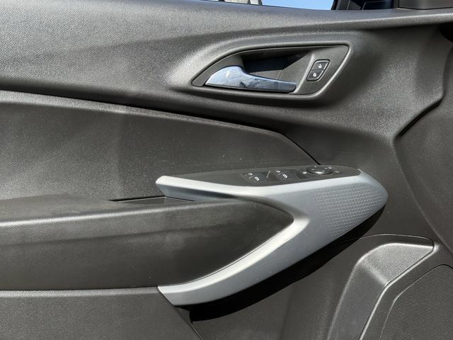 Used 2025 Chevrolet Trax RS w/ Sunroof Package FWD image 18