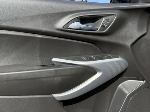 Certified 2025 Chevrolet Trax RS w/ Sunroof Package FWD image 18