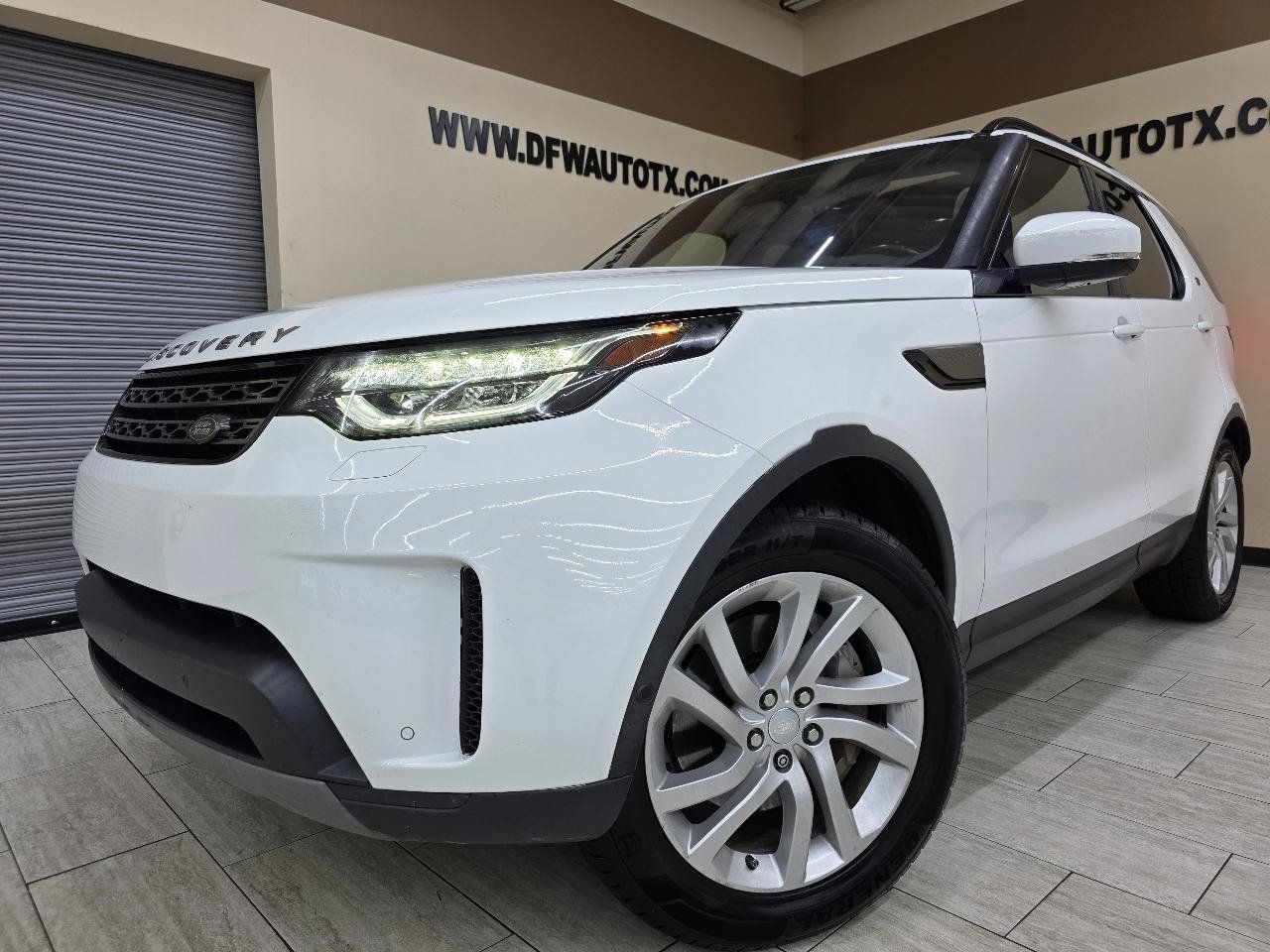 Used 2019 Land Rover Discovery SE AWD/4WD image 1