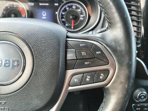 Used 2019 Jeep Cherokee Limited w/ Luxury Group AWD/4WD image 25