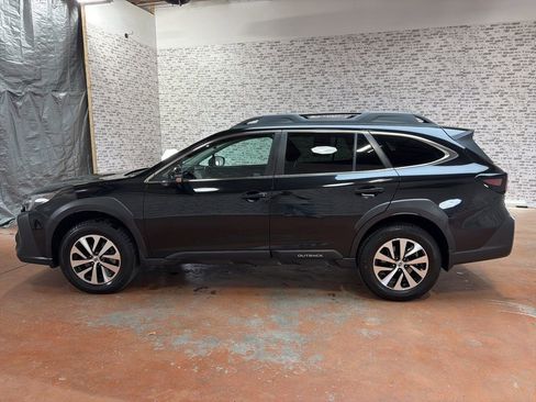 Used 2023 Subaru Outback Premium AWD/4WD image 4