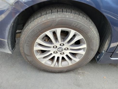 Used 2019 Toyota Sienna XLE image 8