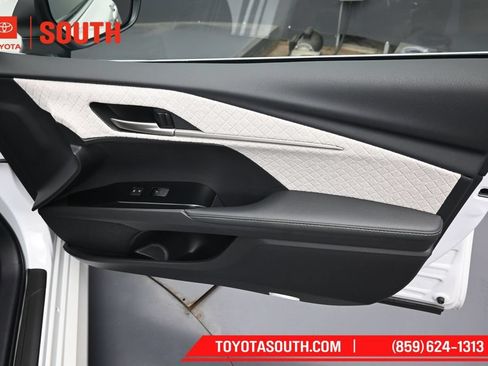 Used 2025 Toyota Camry XLE AWD/4WD image 31