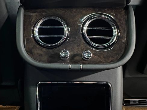 Used 2021 Bentley Bentayga AWD/4WD image 25