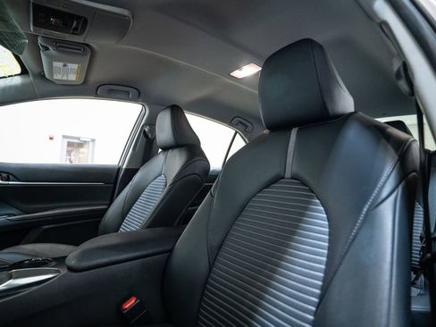 Certified 2020 Toyota Camry SE image 6