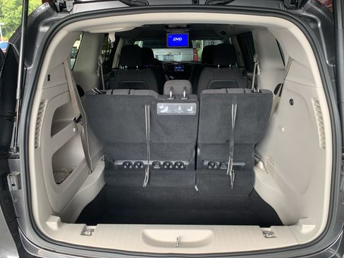 Used 2019 Chrysler Pacifica Touring Plus w/ Tire & Wheel Group FWD image 8