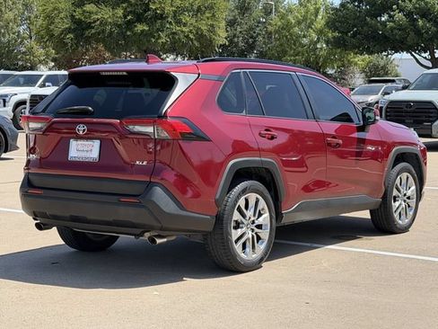 Used 2019 Toyota RAV4 XLE Premium FWD image 4