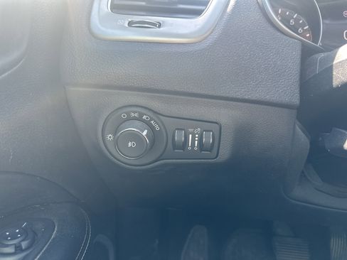 Used 2018 Jeep Compass Latitude w/ Popular Equipment Group FWD image 25