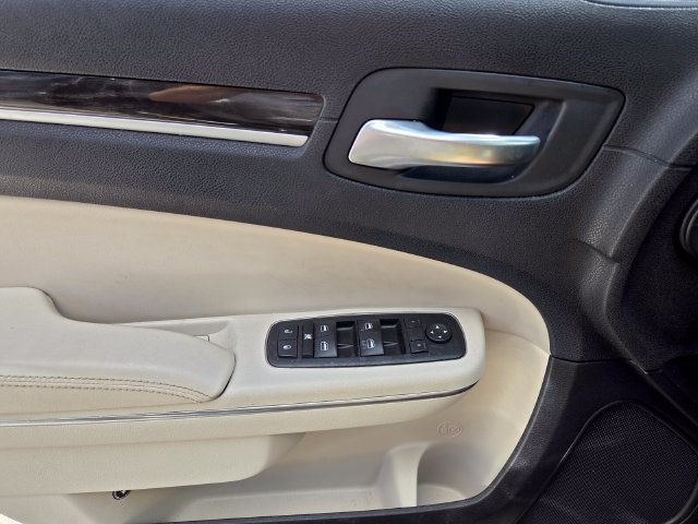 Used 2015 Chrysler 300 Limited RWD image 19