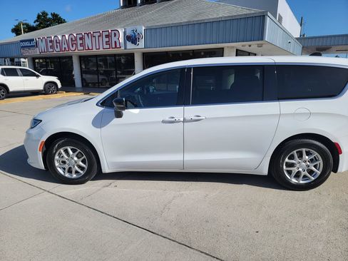 Used 2025 Chrysler Pacifica Select FWD image 2