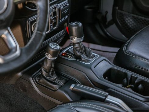 Used 2018 Jeep Wrangler Unlimited Sahara image 14