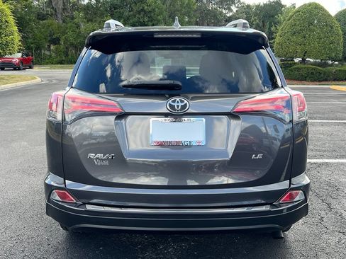 Used 2018 Toyota RAV4 LE FWD image 4