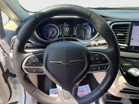 Used 2024 Chrysler Pacifica Touring-L FWD image 16