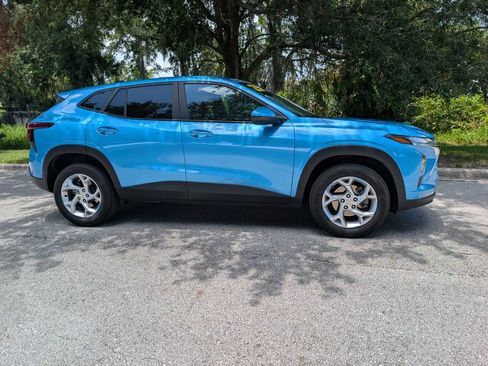 Used 2025 Chevrolet Trax LS w/ LS Convenience Package FWD image 10
