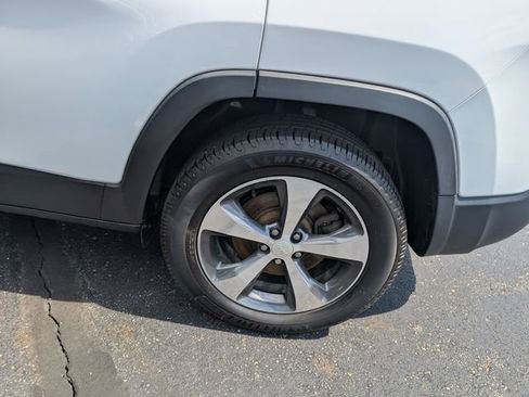 Used 2019 Jeep Cherokee Limited AWD/4WD image 23