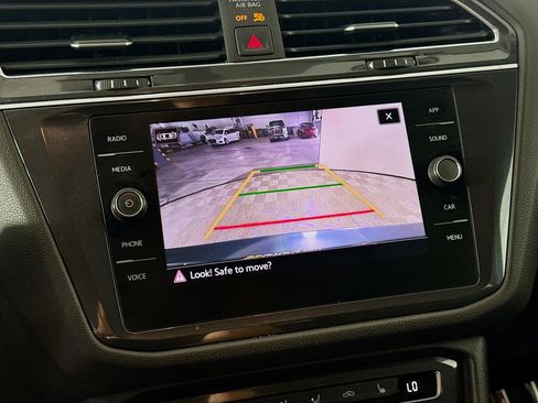Used 2021 Volkswagen Tiguan SE FWD image 19