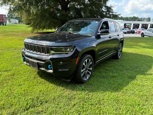 Used 2023 Jeep Grand Cherokee Overland w/ Luxury Tech Group IV AWD/4WD image 7