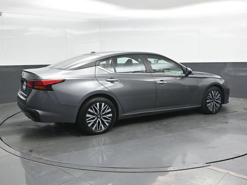 Used 2025 Nissan Altima 2.5 SV FWD image 2