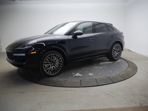 Certified 2023 Porsche Cayenne Turbo AWD/4WD image 1