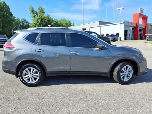 Used 2015 Nissan Rogue SV FWD image 2
