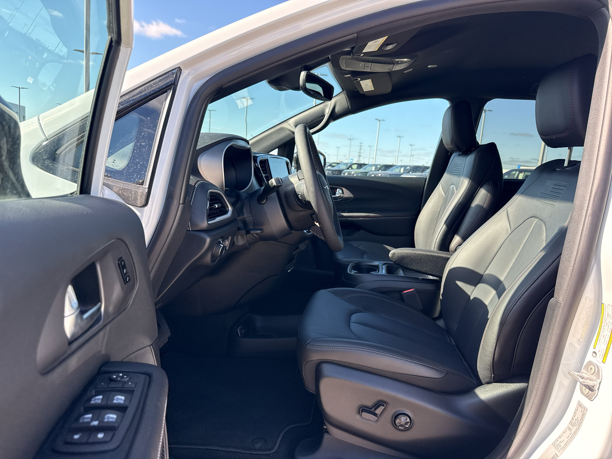 New 2027 Chrysler Pacifica Select AWD/4WD image 4