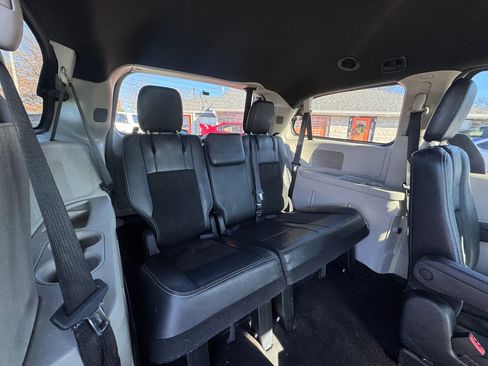 Used 2019 Dodge Grand Caravan SXT image 18