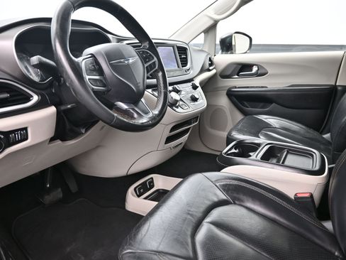 Used 2020 Chrysler Pacifica Touring-L image 10