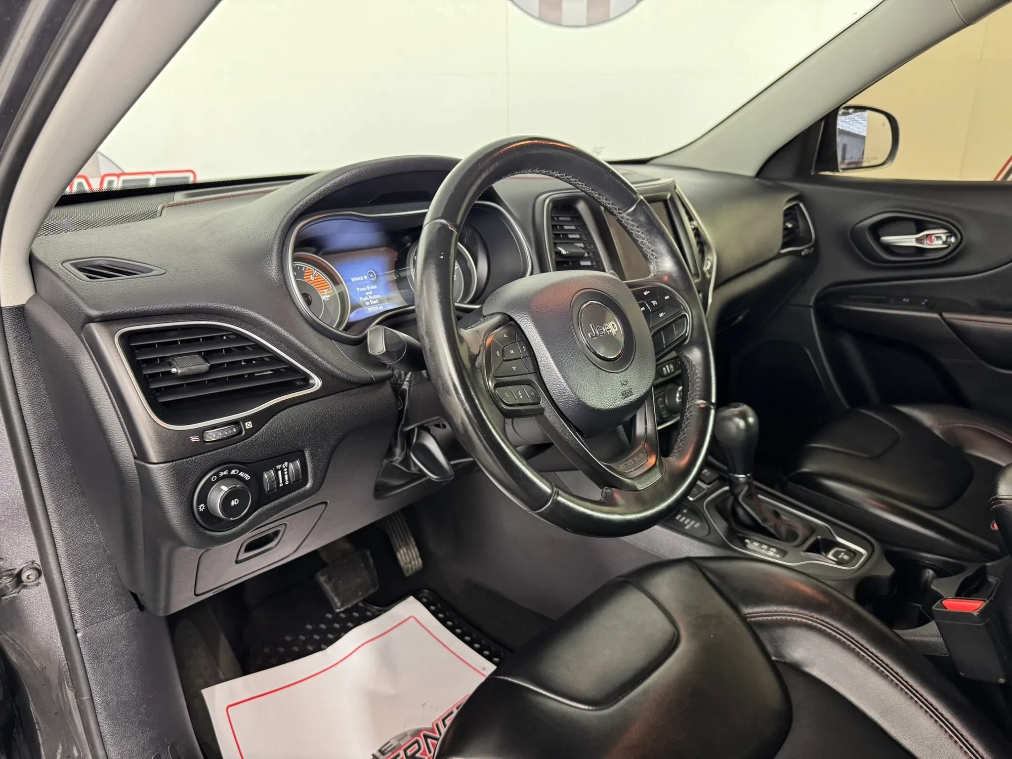 Used 2019 Jeep Cherokee Trailhawk AWD/4WD image 10