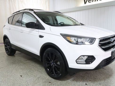 Used 2017 Ford Escape SE w/ SE Sport Appearance Package image 5