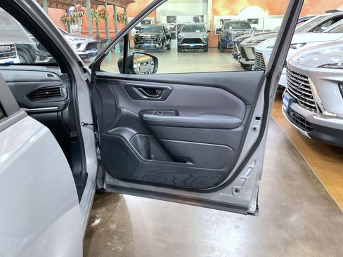 Used 2025 Subaru Forester Premium image 16