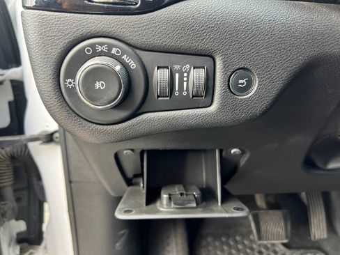 Used 2020 Jeep Cherokee Latitude Plus AWD/4WD image 10