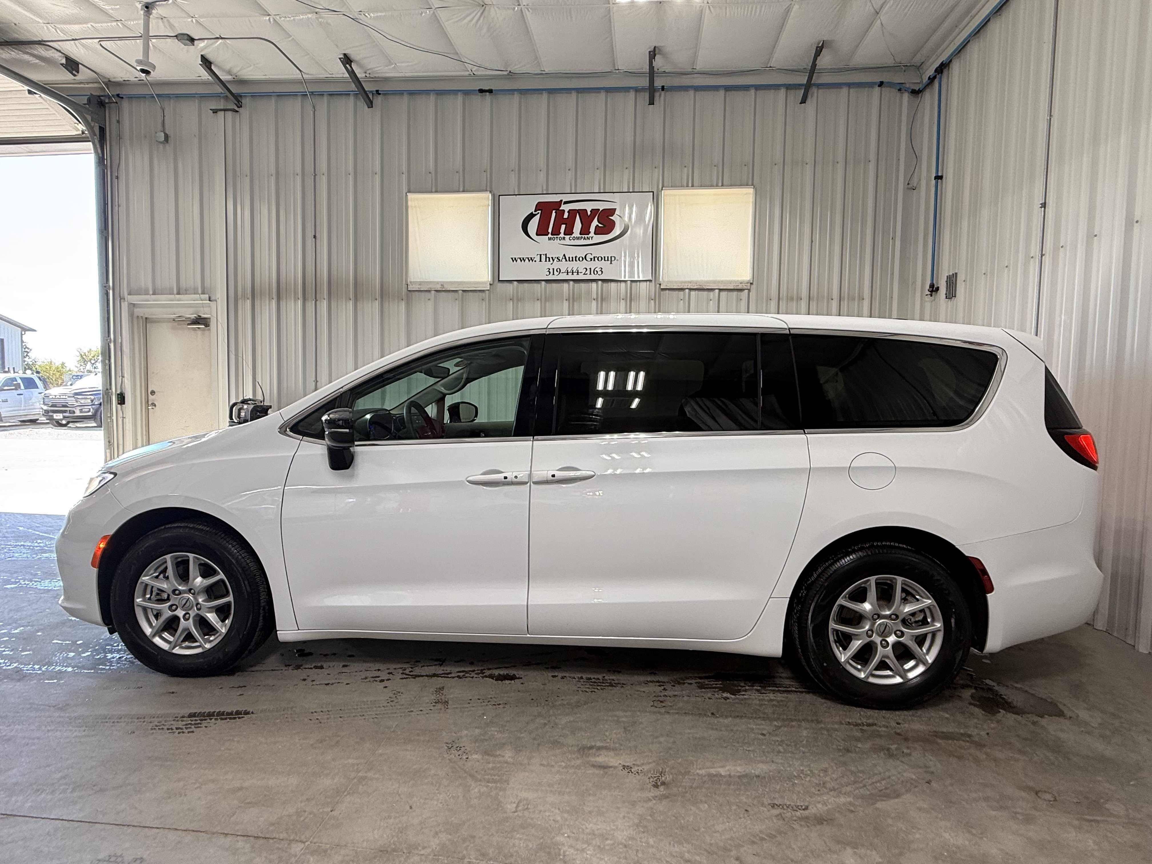 Used 2024 Chrysler Pacifica Touring-L FWD image 12