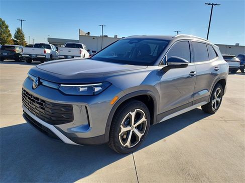 New 2025 Volkswagen Tiguan SE image 8