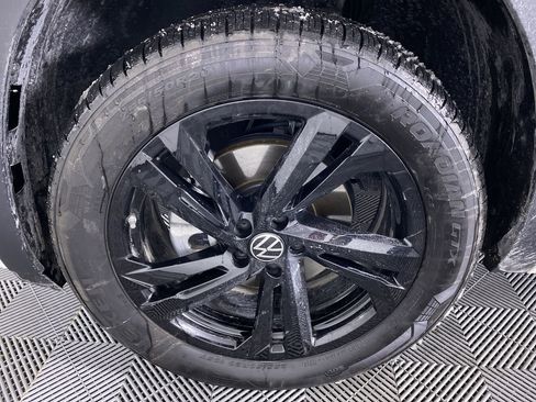 Used 2025 Volkswagen Atlas Cross Sport SEL R-Line image 16