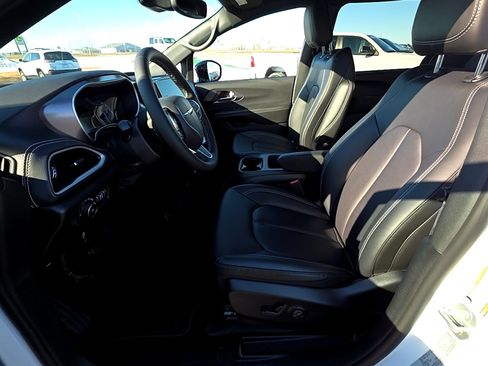 New 2026 Chrysler Pacifica Select image 11