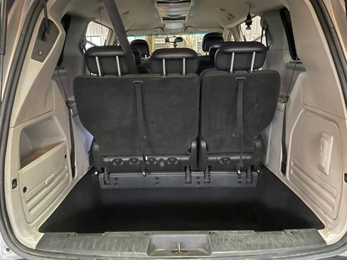 Used 2010 Chrysler Town & Country Touring Plus FWD image 21