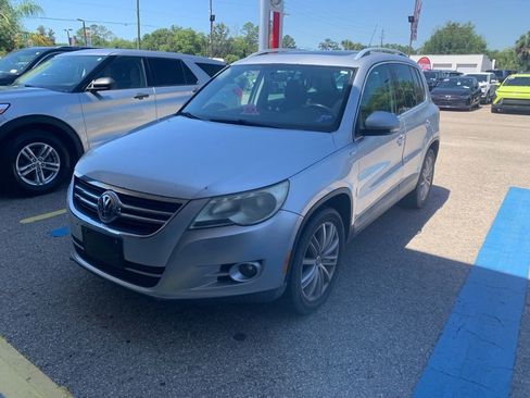Used 2010 Volkswagen Tiguan SE FWD image 1