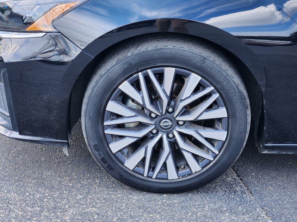 Used 2025 Nissan Altima 2.5 SV FWD image 10