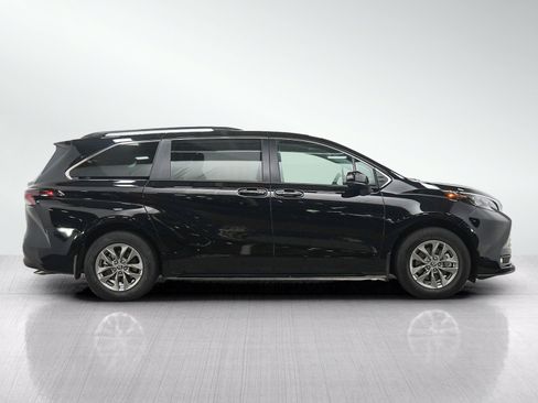 Used 2025 Toyota Sienna XLE w/ XLE Plus Package AWD/4WD image 6
