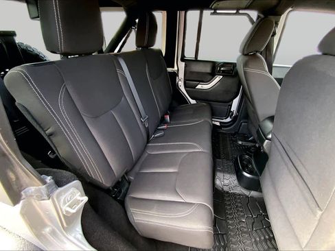 Used 2018 Jeep Wrangler Unlimited Rubicon w/ Connectivity Group AWD/4WD image 17