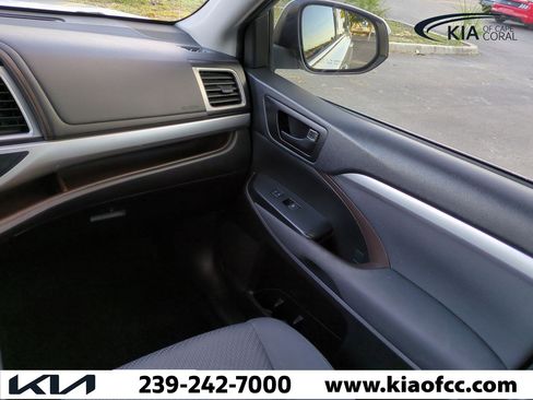 Used 2019 Toyota Highlander LE image 15