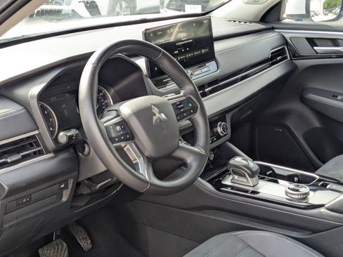 Used 2025 Mitsubishi Outlander SE FWD image 10