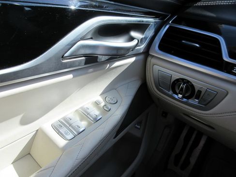 Used 2020 BMW 745e xDrive AWD/4WD image 28