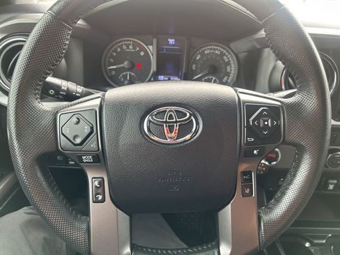 Used 2022 Toyota Tacoma TRD Sport w/ Technology Package image 16