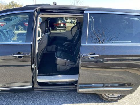 Certified 2023 Chrysler Pacifica Limited image 36