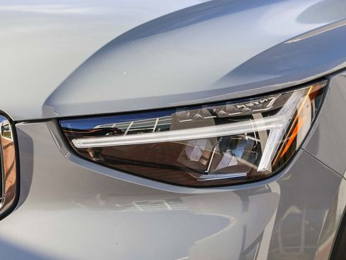 Used 2025 Volvo XC40 B5 Plus image 5