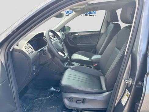 Used 2022 Volkswagen Tiguan SE w/ Panoramic Sunroof Package FWD image 23