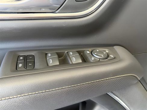 Used 2023 GMC Yukon XL SLT w/ SLT Luxury Package image 12